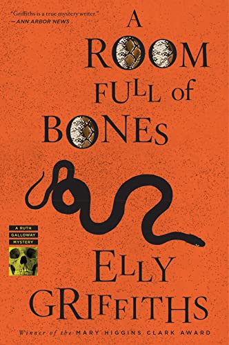 A Room Full of Bones (Ruth Galloway Mysteries, 4)